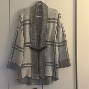 Sweater/jacket in size L/XL (12-14) Cream and black